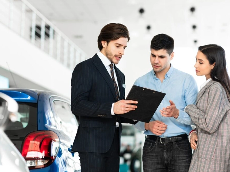 Couple discussing car insurance excess before buying a policy